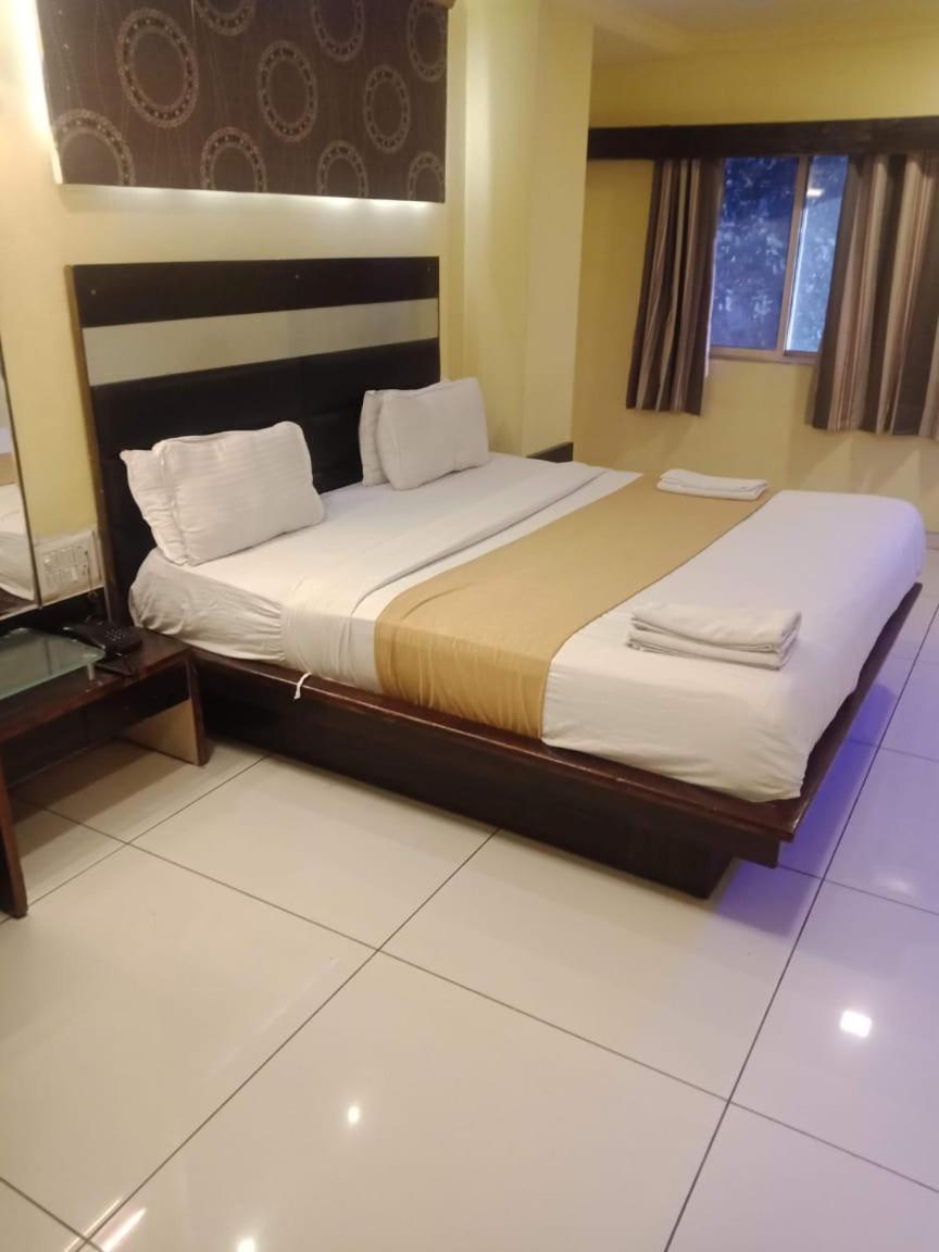 Hotel Kadamb Inn Ahmadabad Zewnętrze zdjęcie