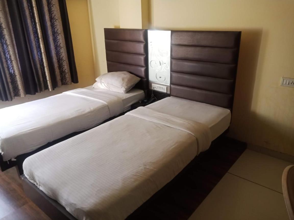 Hotel Kadamb Inn Ahmadabad Zewnętrze zdjęcie