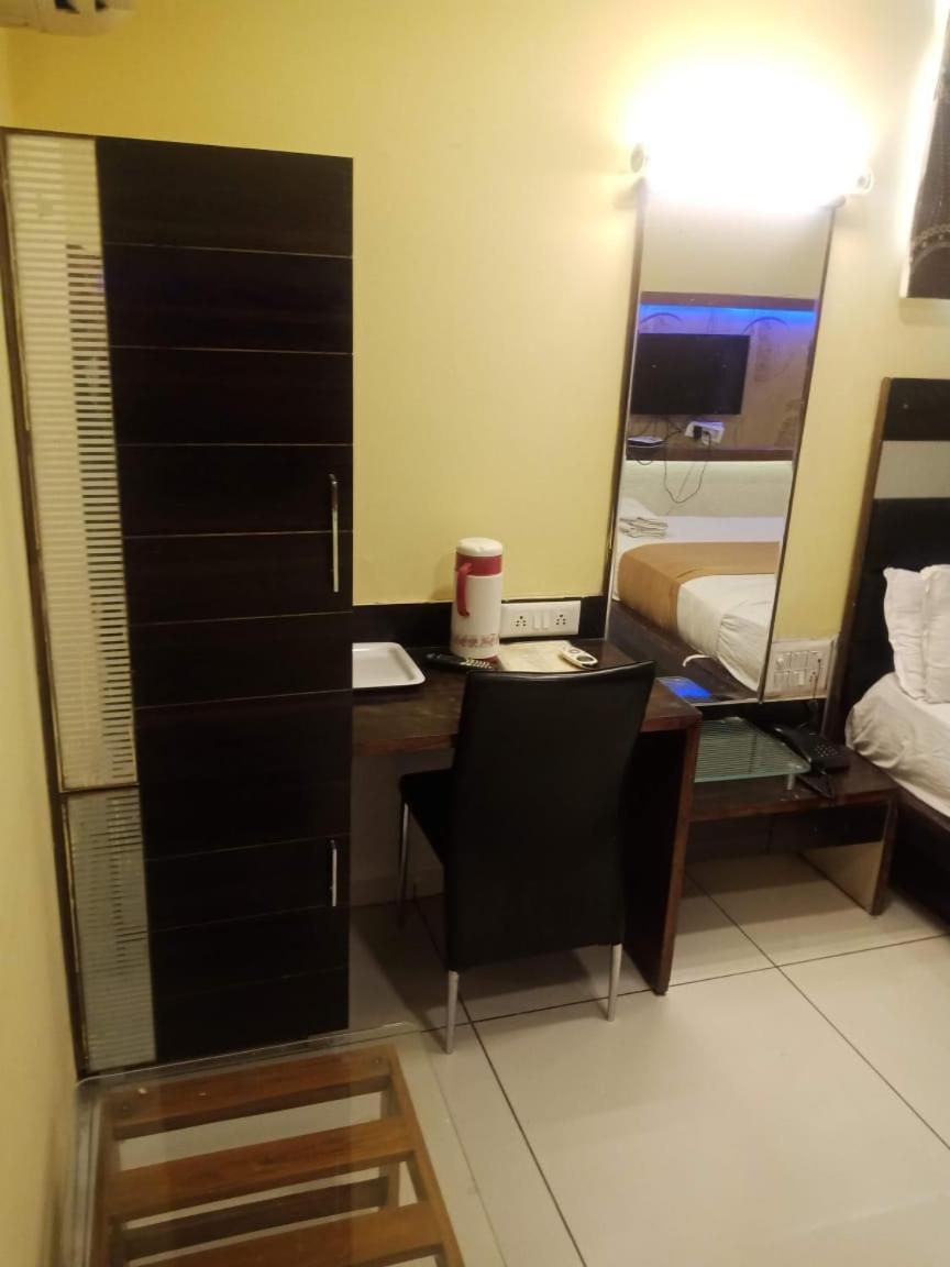 Hotel Kadamb Inn Ahmadabad Zewnętrze zdjęcie